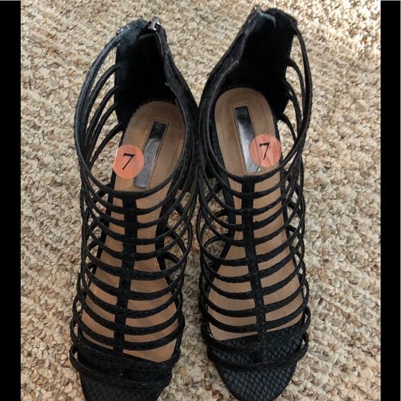 Beautiful elegant shoes by Tahari in size 7 - Picture 1 of 4